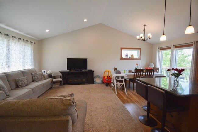 Foto del edificio - Spacious 4-Bedroom Home with Scenic Views ...