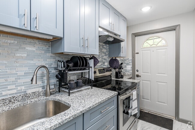 1BR, 1BA - Kitchen - Orchard Acres Apartments 0.1 mile from Campus