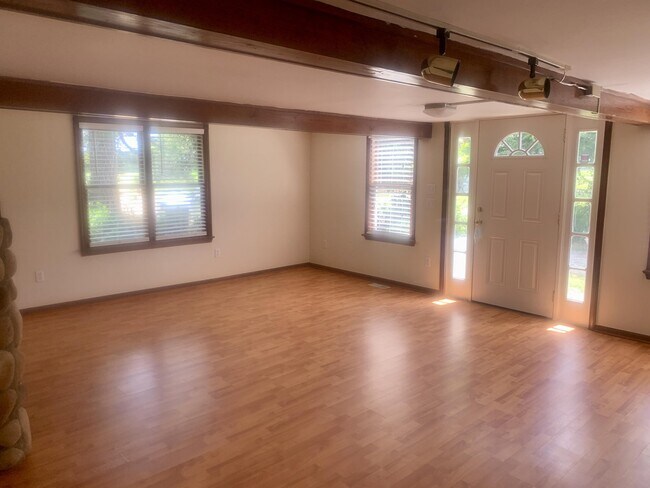 Building Photo - 1356 Neighbors Rd