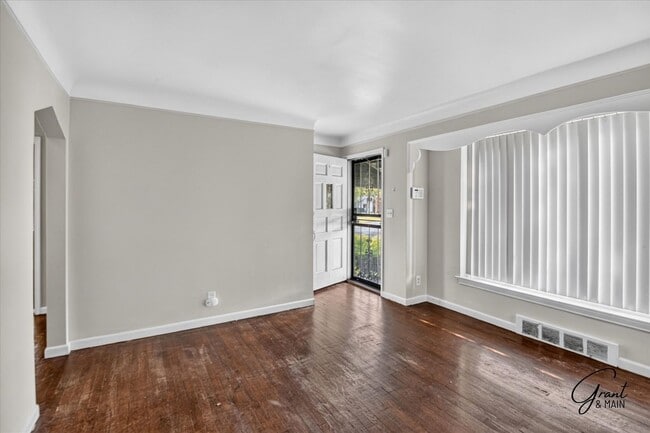 Building Photo - $1300 3 bedrooms