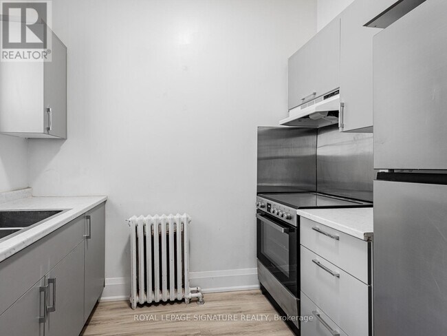 Building Photo - 1-11 Bellwoods Park