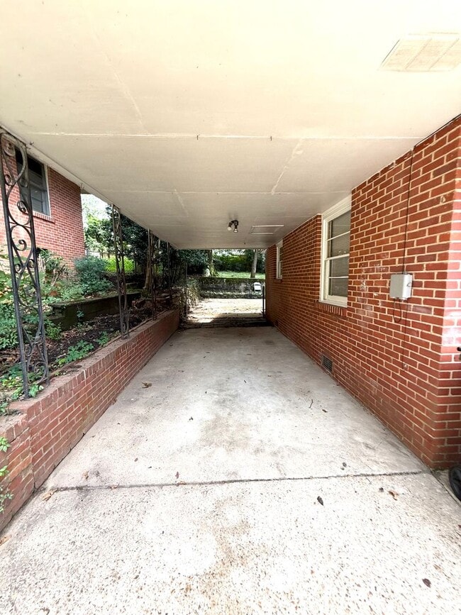 Building Photo - ** 3 bedroom 1 bath located in Forest Hill...