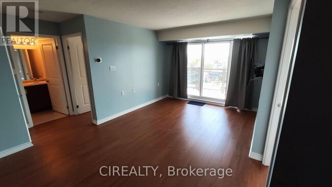 Photo du bâtiment - 872-872 Sheppard Ave W