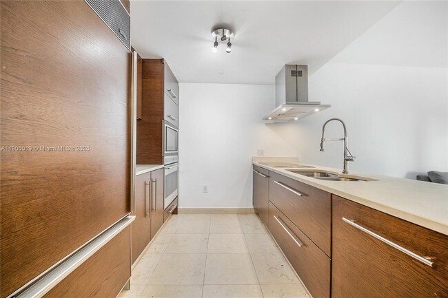 Building Photo - 495 Brickell Ave