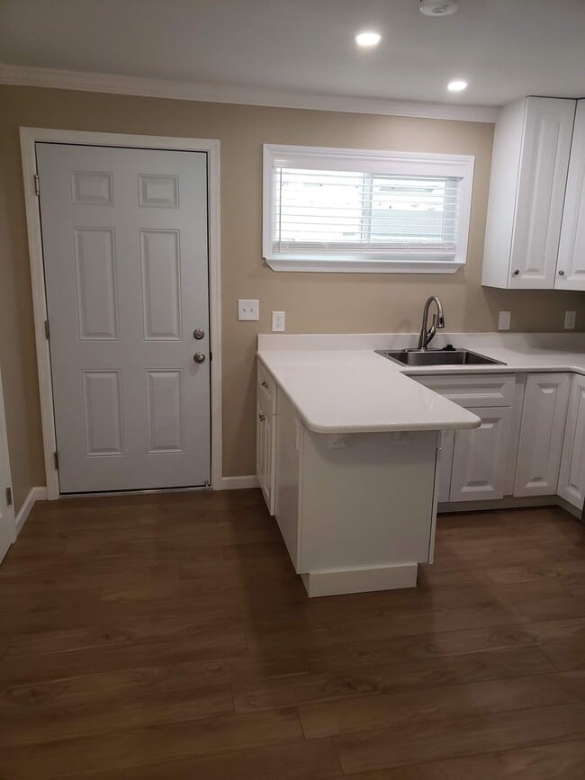 Building Photo - Remodeled Studio in Walkable Kings Beach!