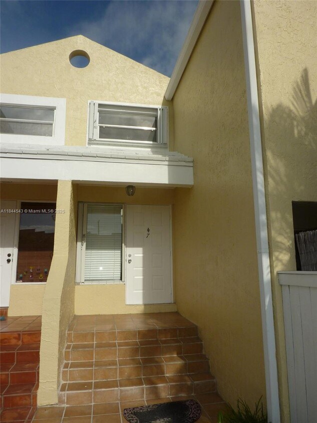 Foto principal - 4535 SW 68th Ct Cir