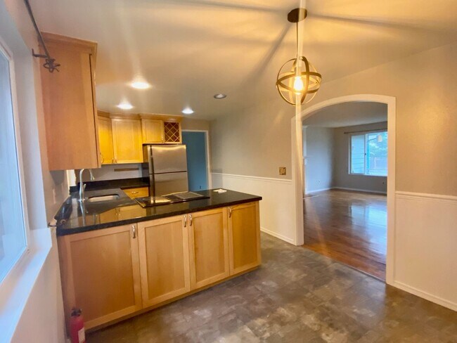 Building Photo - Kirkland Home