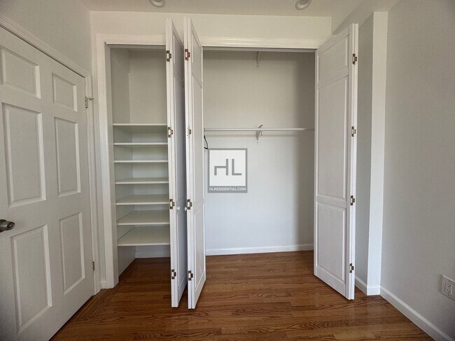 Foto del edificio - Fully Renovated 1-Bedroom Apartment in the...
