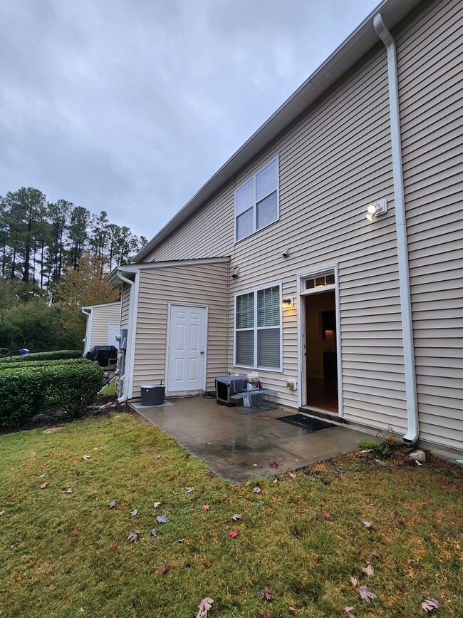 Building Photo - 3 Bedroom - Cary Townhome in Central Locat...