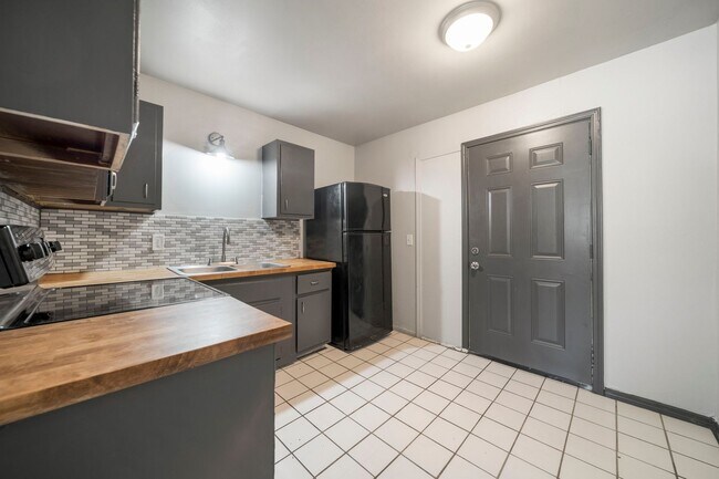 Foto del edificio - New Appliances, Updated Kitchen! Coming so...
