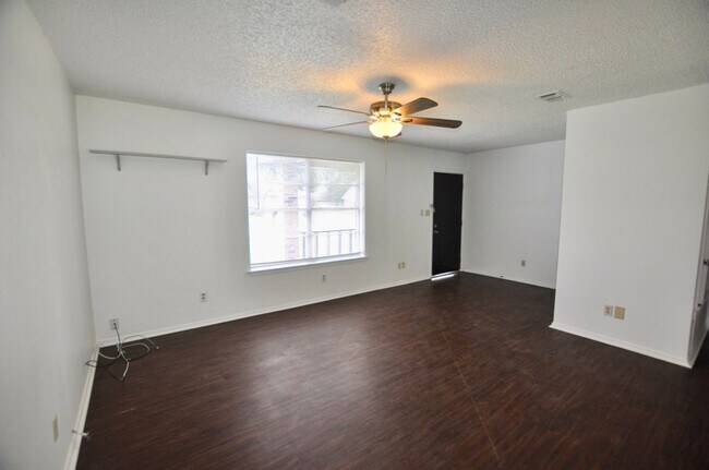 Foto del edificio - MOVE-IN SPECIAL! 50% Off 1st Month's Rent ...