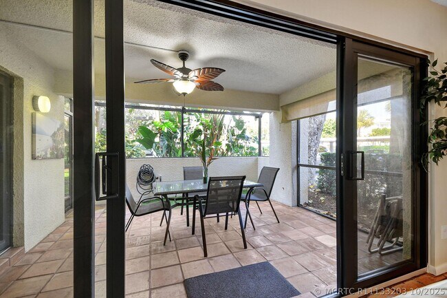 Foto del edificio - 318 Oak Harbour Dr
