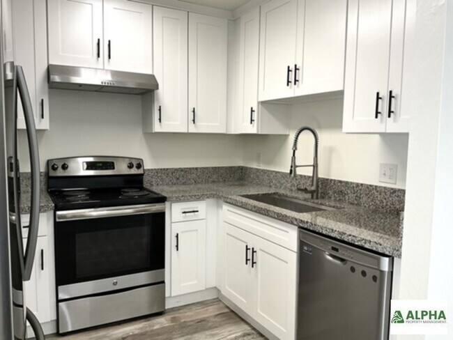 Building Photo - This is a clean duplex