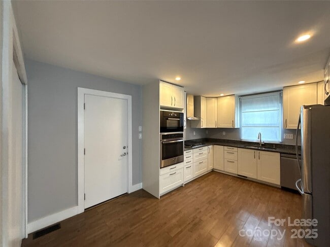 Building Photo - 300 E Peterson Dr