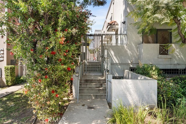 Building Photo - 15153 Burbank Blvd
