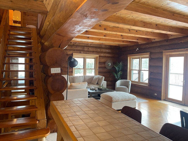 Building Photo - 304 Chem. du Pont Rouge