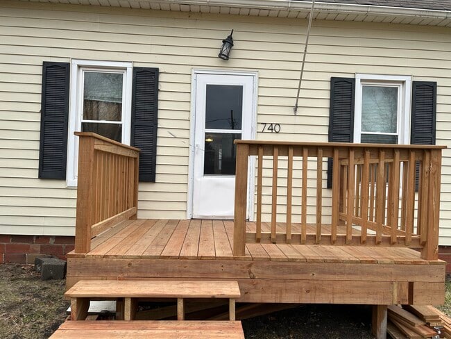 Front deck - 740 Ashworth Dr