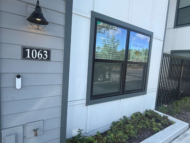 Building Photo - Modern 2-Bedroom Townhome with Garage Park...