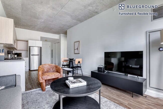 Building Photo - 165 N Des Plaines St