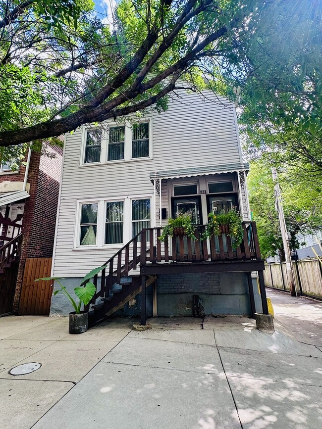 Building Photo - 731 W 16th St