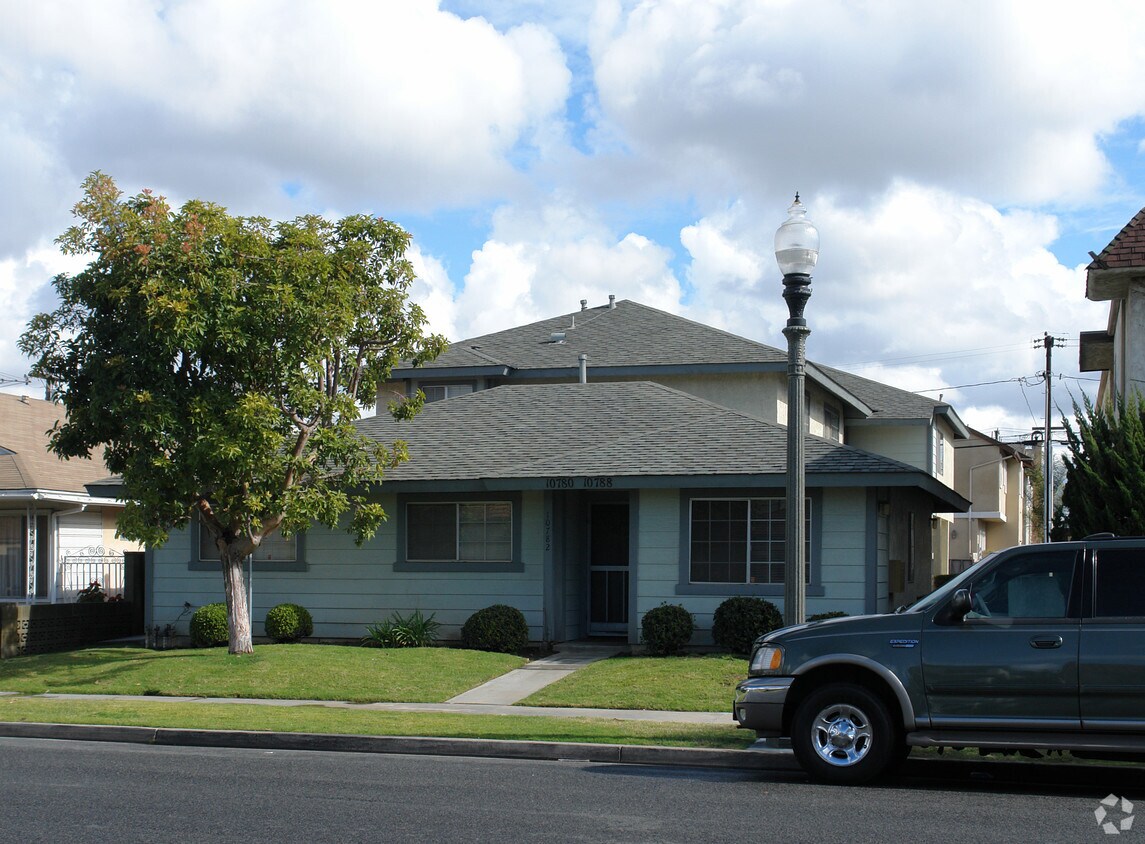 1078010788 Walnut St, Los Alamitos, CA 90720 Apartments in Los