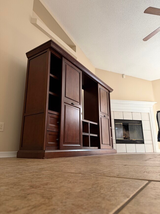 Sala de estar con chimenea como punto focal encantador - 6281 Hunters Ridge Dr