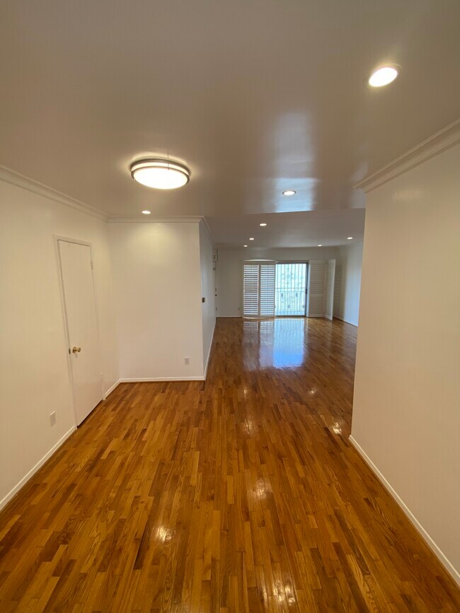 Foto del edificio - 1556 S Orange Grove Ave