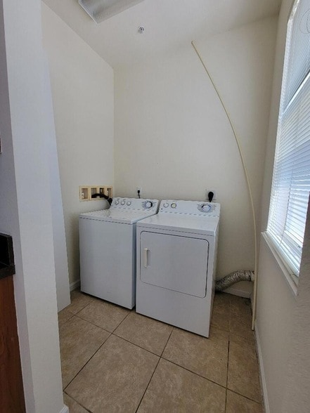 Building Photo - 221 Greenwich Cir