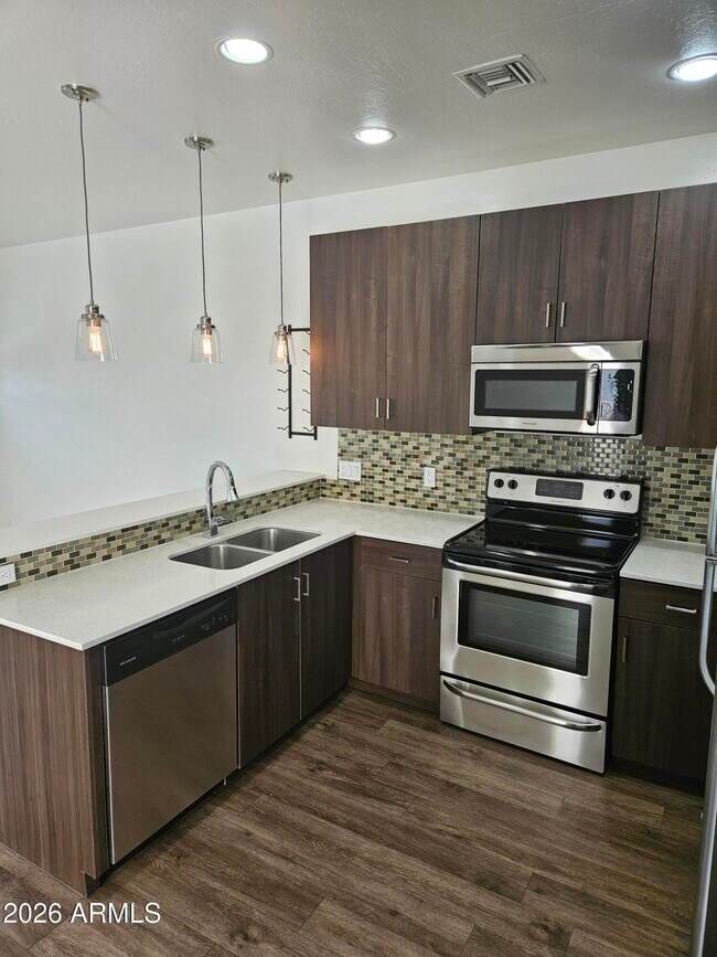 Foto del edificio - 7981 E Wilshire Dr