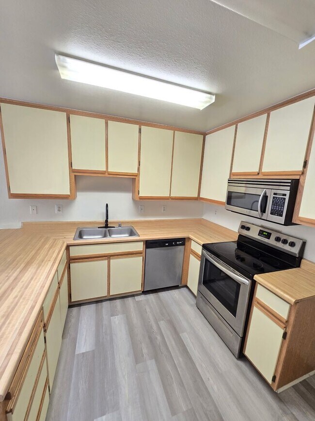 Building Photo - 1275 Alicia Cir