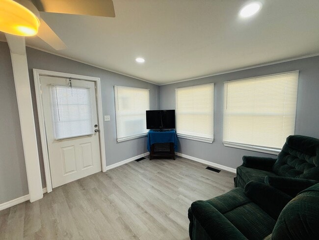 Foto del edificio - 2 bedroom 2 bath fully remodeled mobile home for rent in 55+ community in south Tampa