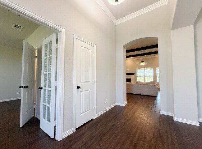 Building Photo - 104 Cottonwood Ct