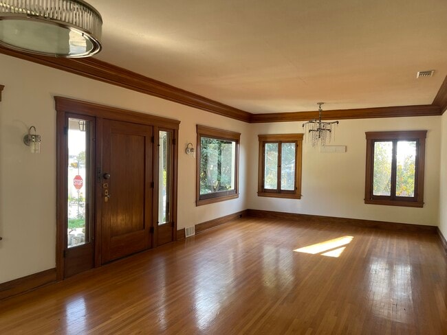 Puerta de entrada con vista al comedor. - 147 N Baldwin Ave