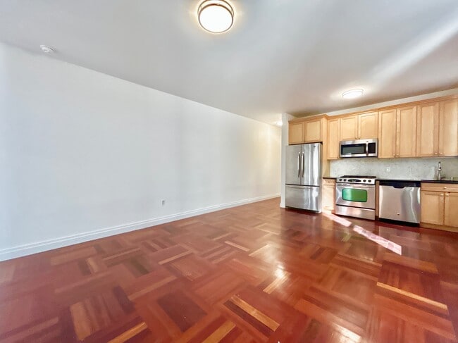Building Photo - 607 W 137th St