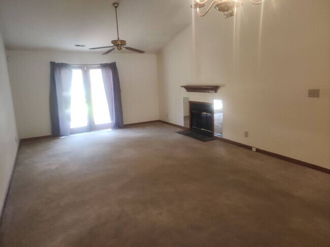Foto del edificio - 3505 Lake Woodard Dr