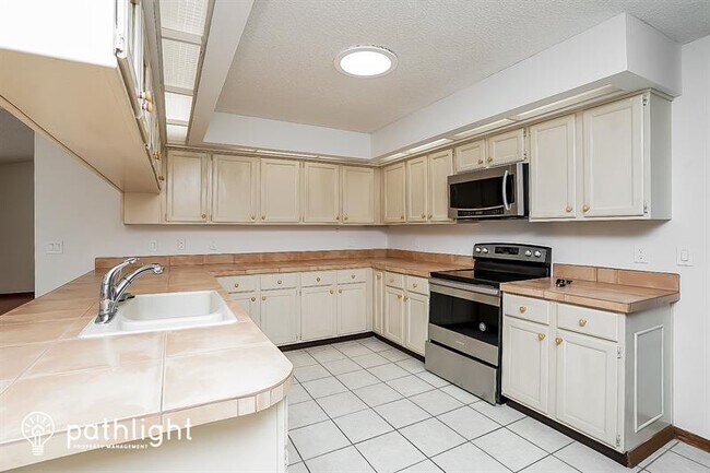Building Photo - 6214 Iroquois Ct