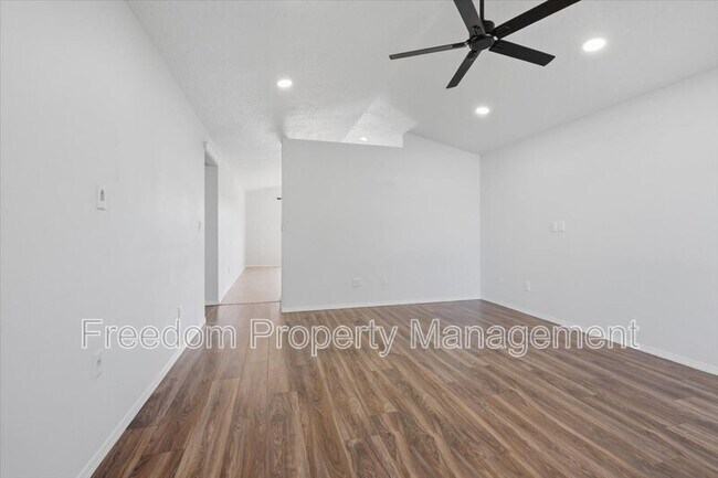 Foto del edificio - 1020 Aspen Grove St