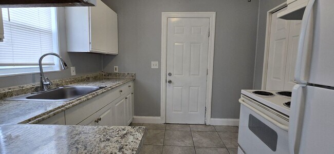 Building Photo - Extra Large 2 Bedroom
