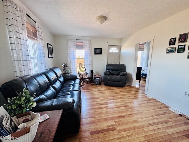 Foto del edificio - 3420 Point Lookout Rd