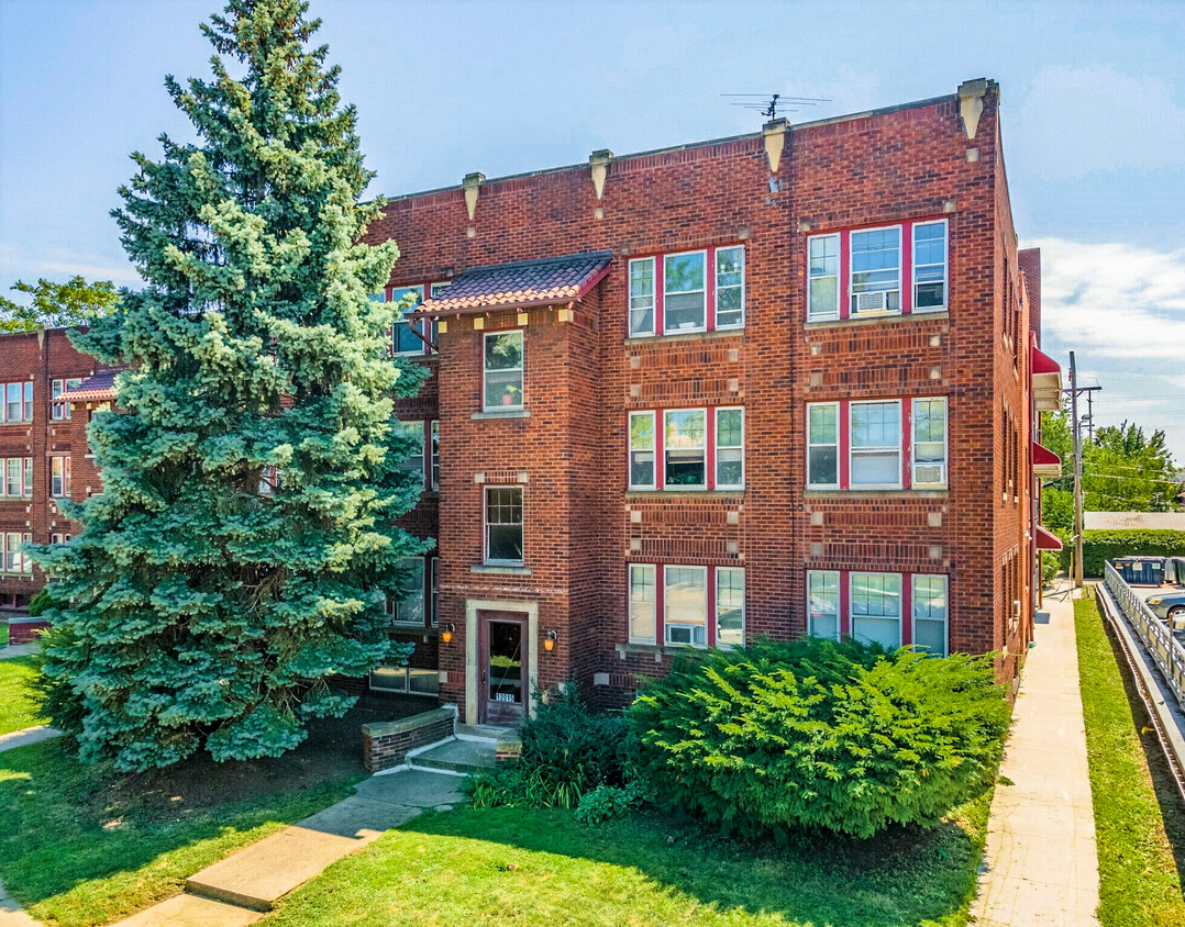 Primary Photo - Clifton Blvd. Apartments