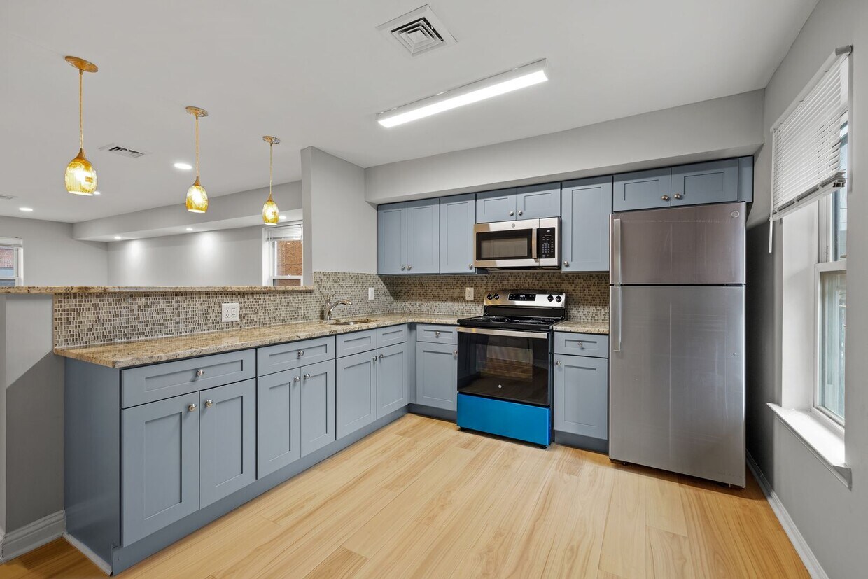 Primary Photo - ???LARGE 3 BEDROOMS AND 1.5 BATH HOME LOCA...