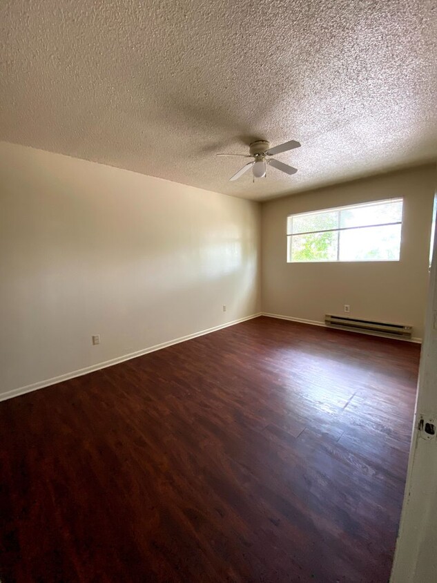 Building Photo - 2 bedroom, 1 bathroom Apartment - Maverick...