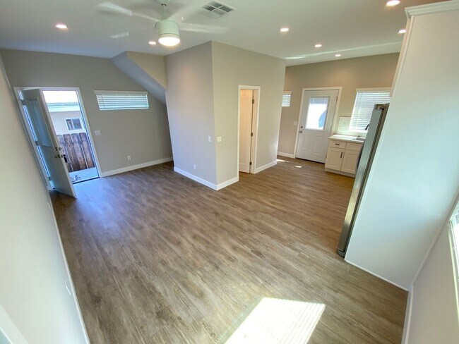 Building Photo - 4BD/2BA, POOL!!