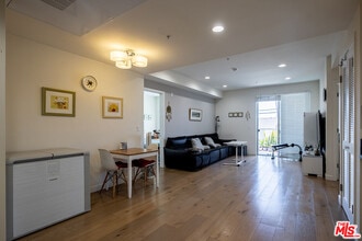 Building Photo - 105 S Mariposa Ave