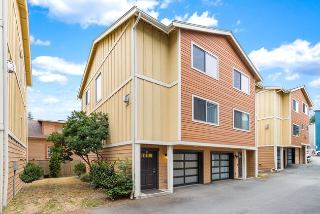 Building Photo - $500 OFF FIRST MONTHS RENT!! Newer Constru...