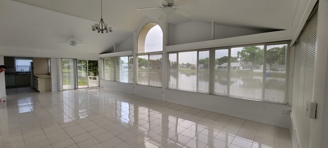 Building Photo - 2516 56th Ave E