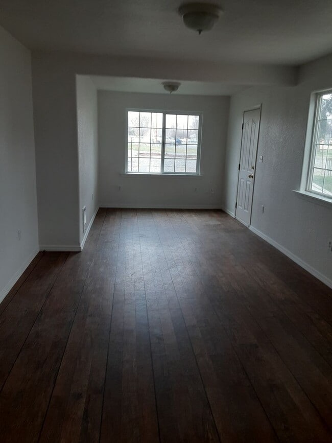 Building Photo - Vieira-PM-019-0099-15750
