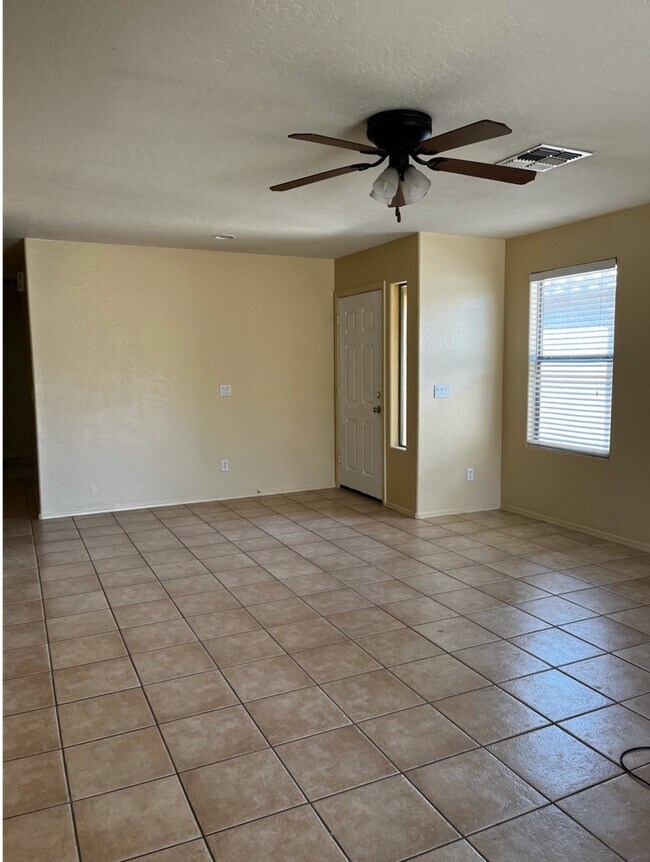 Living room vacant - 96 w Angus rd
