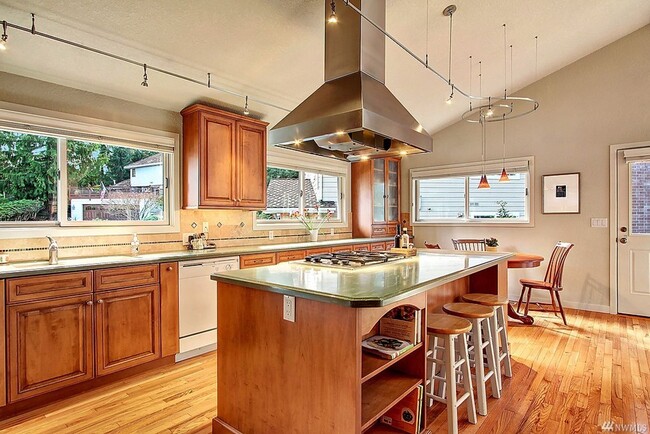 Building Photo - Beautifully Updated 4-Bedroom Home with Lo...