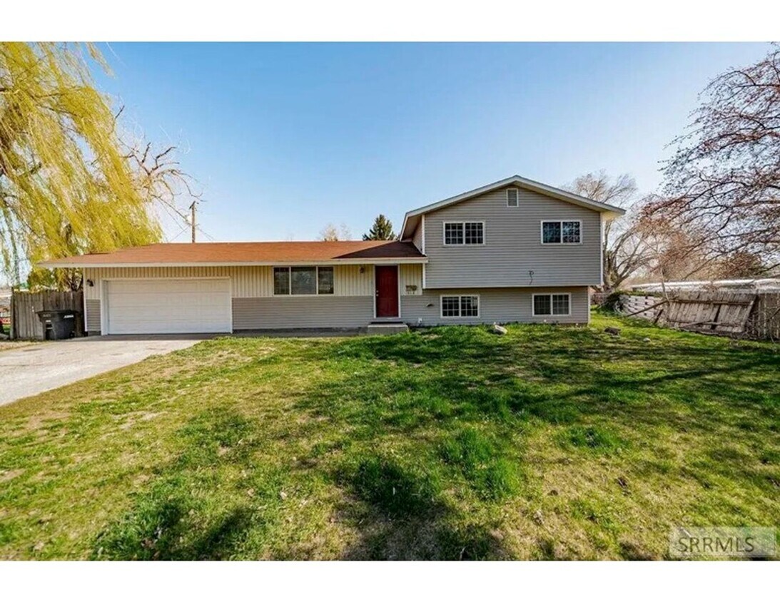 Primary Photo - Spacious and recently updated, this 6-bedr...
